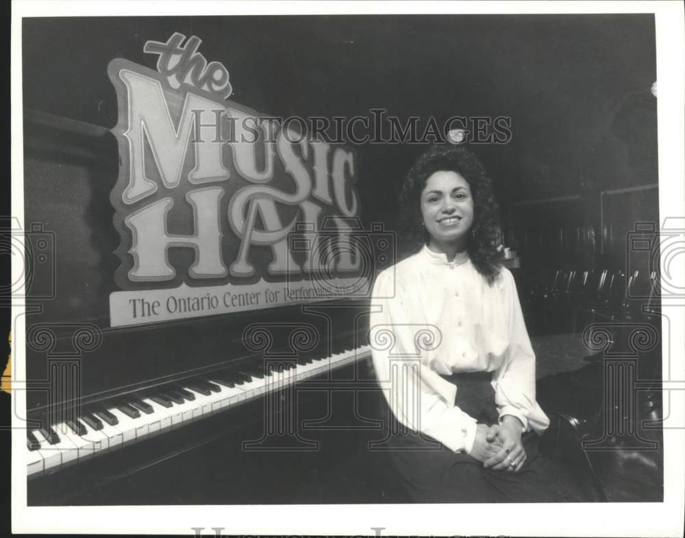 1987 Press Photo Cathy Spalding at Ontario Center for Performing arts Music Hall - Historic Images