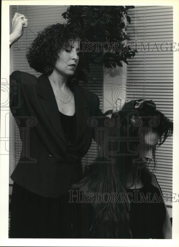 1991 Press Photo Sally Stapleton, &quot;Weave Gone Wild&quot; Hairdresser with Karen Liss - Historic Images