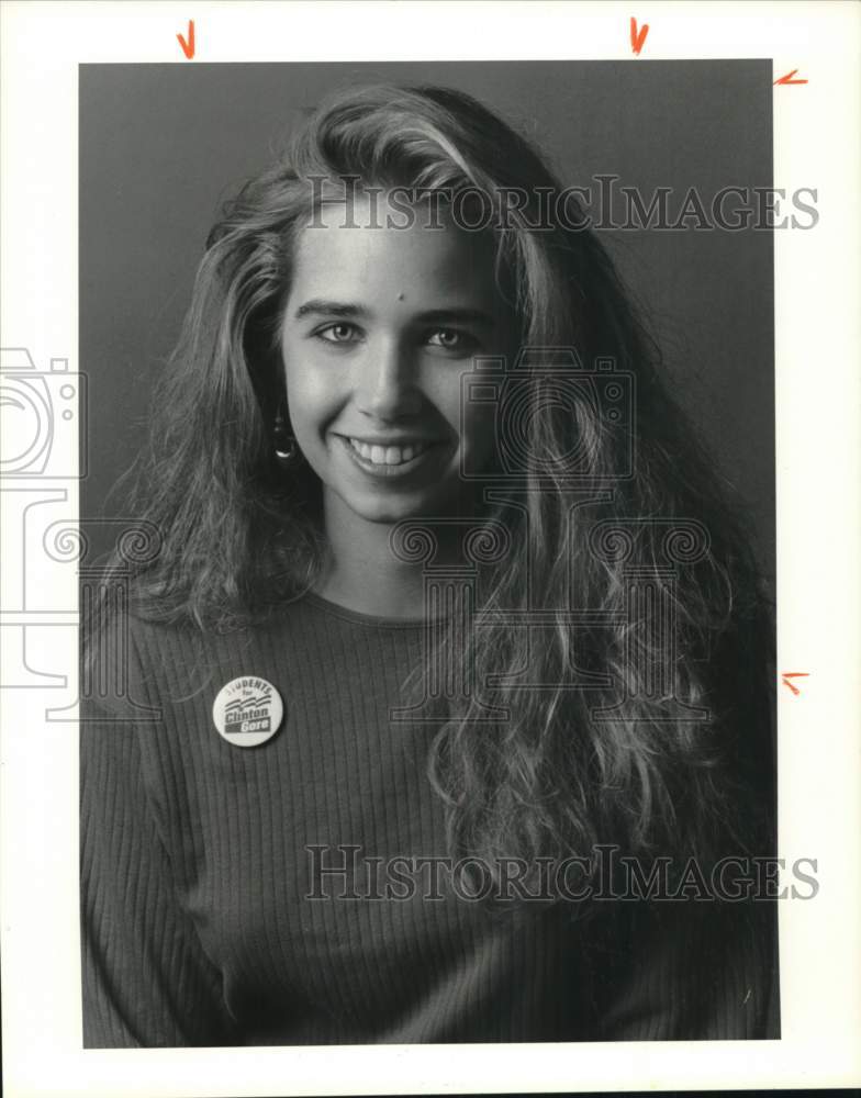 1992 Press Photo Student Jennifer Rushak Wearing Clinton Gore Campaign Button - Historic Images