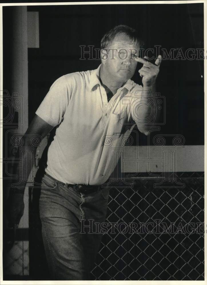 1987 Press Photo John Ruston Pitching Horseshoe at Pioneer Horseshoe Club- Historic Images