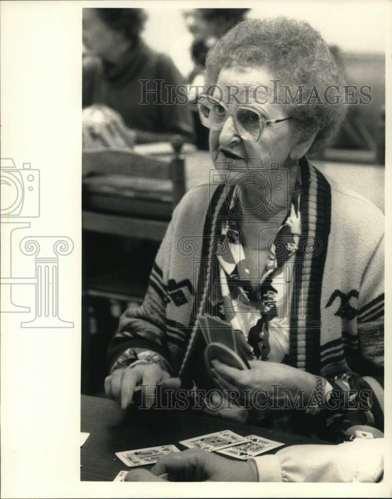 1989 Press Photo Agnes Krauss, Western Hill Senior Citizen Playing Cards- Historic Images