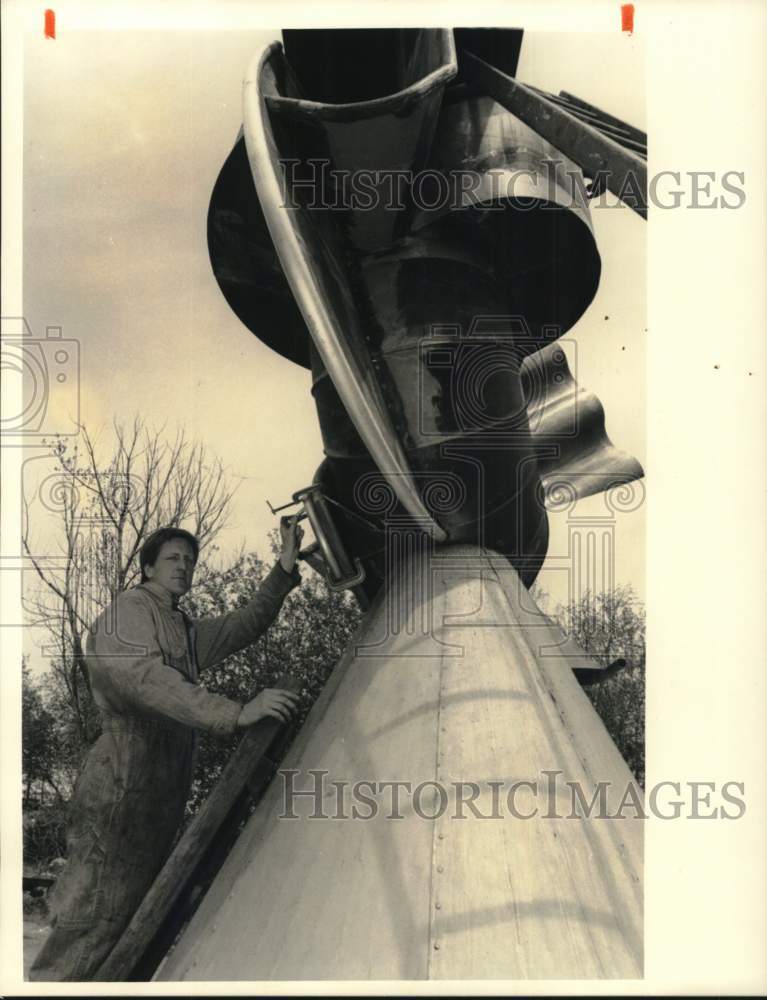 Press Photo Jonathan Kirk, British Sculptor with Work at Sculpture Space - Historic Images