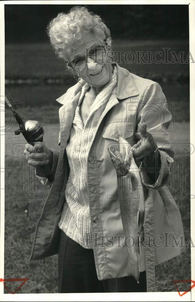 1988 Press Photo Ruth Rowe Holds Brook Trout at Hullar&#39;s Spring Pond Fisheries - Historic Images