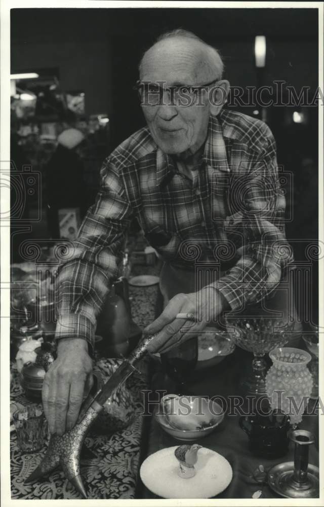 1986 Press Photo Arlie Wright at Fairmount Fair Antique Show Booth with Knife - Historic Images