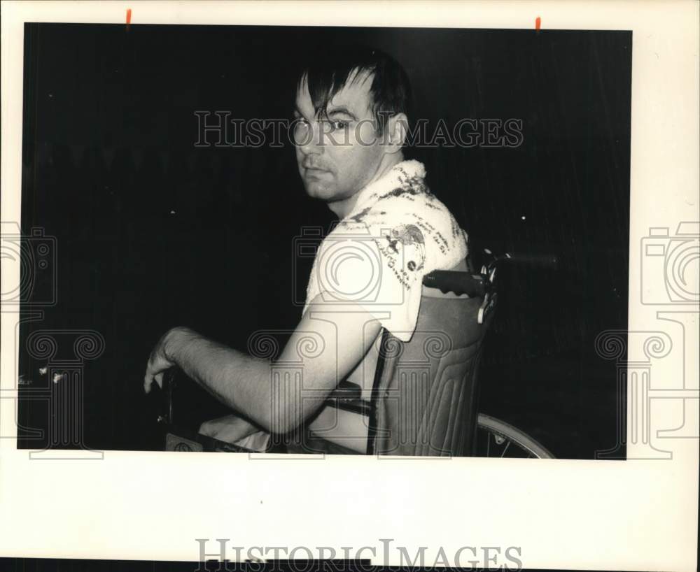 1988 Press Photo Gary Sine at Auburn YMCA Rehabilitative Swimming Pool - Historic Images