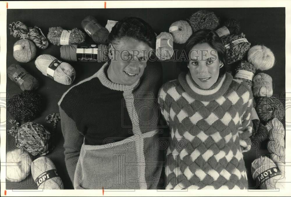 1987 Press Photo Sweater Models with Yarn - Historic Images