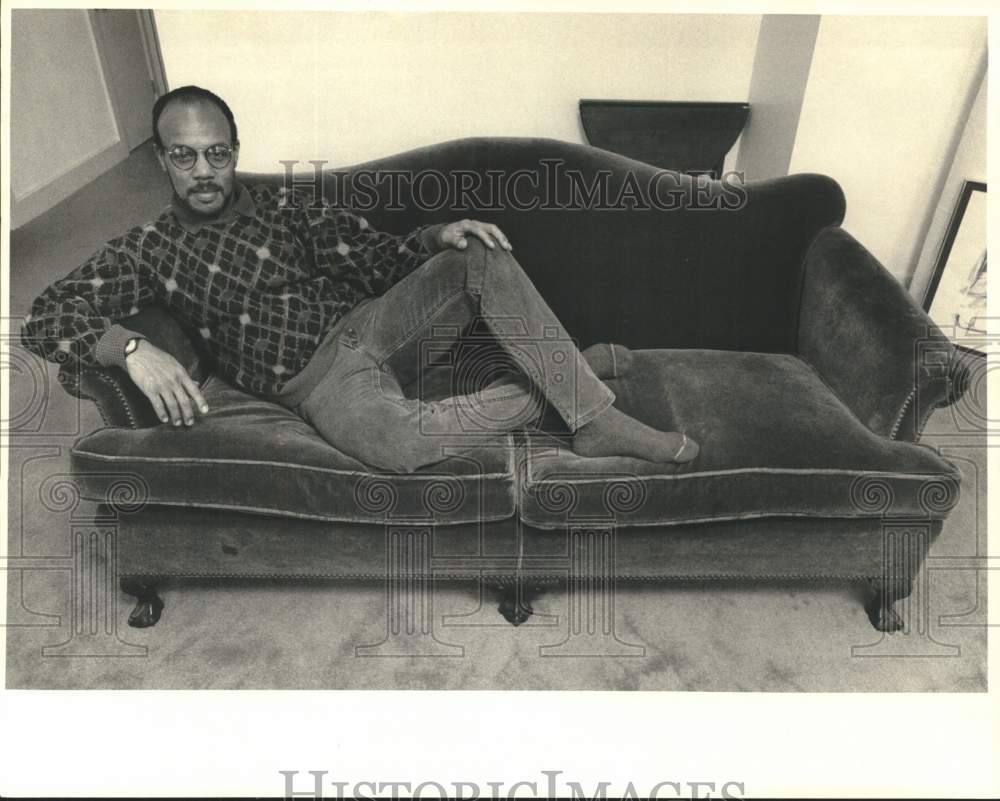 1988 Press Photo Renaldo DePalmer at Downtown Apartment on West Fayette Street - Historic Images