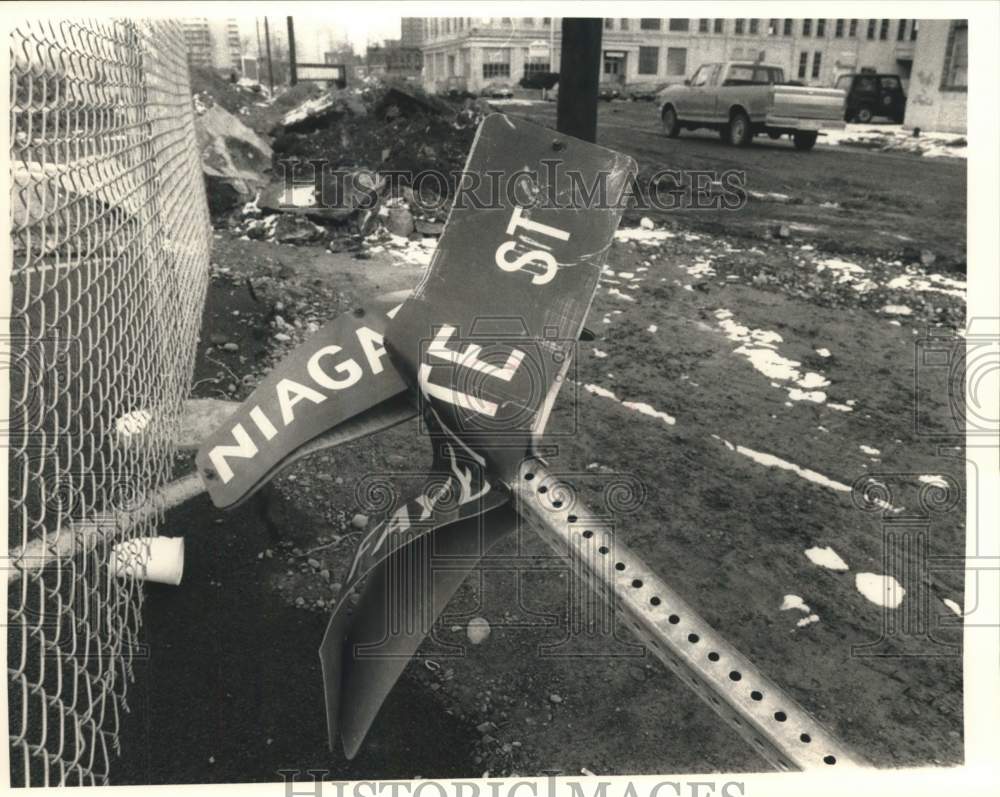1989 Press Photo Street Sign at West Fayette and Niagara Street Construction - Historic Images