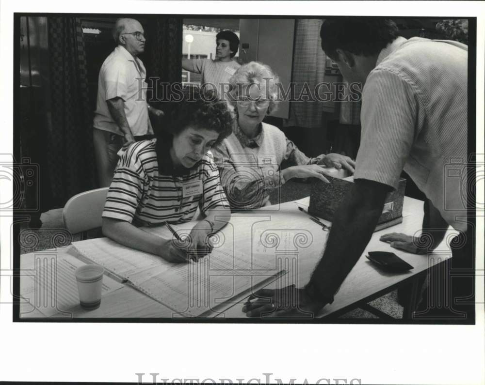 1992 Press Photo John Kresse at Liverpool High School Budge Voter Registration- Historic Images