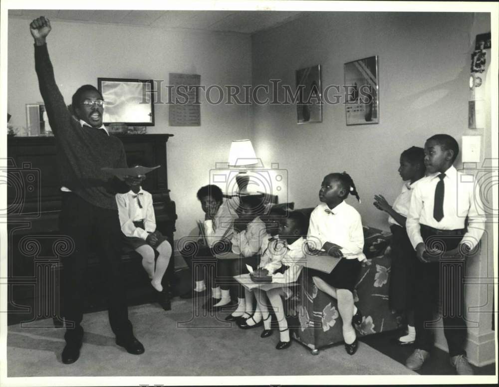 1988 Press Photo Rick Torrence with Winds of Agape Children&#39;s Singing Group - Historic Images