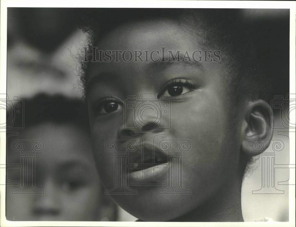 1988 Press Photo Adrienne Torrence with Winds of Agape Children Singing Group - Historic Images