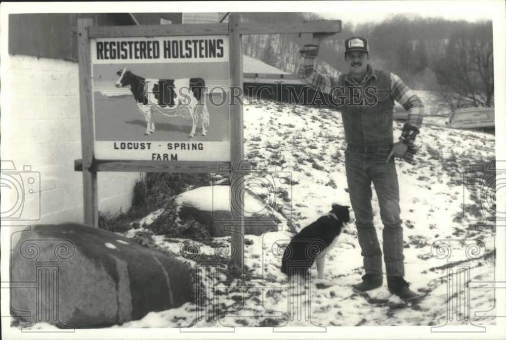 1986 Press Photo John Runge, Owner of Locust Spring Holstein Cow Farm - Historic Images