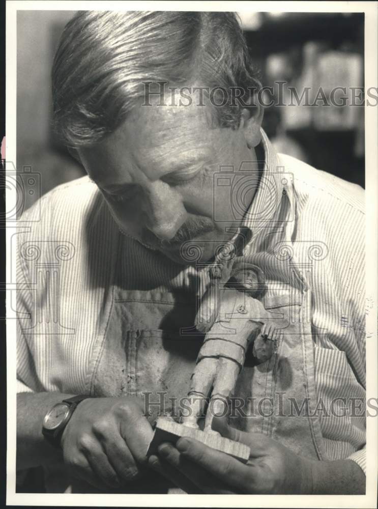 1988 Press Photo Tom Schnitz, Vietnam Veteran and Wood Carver - Historic Images