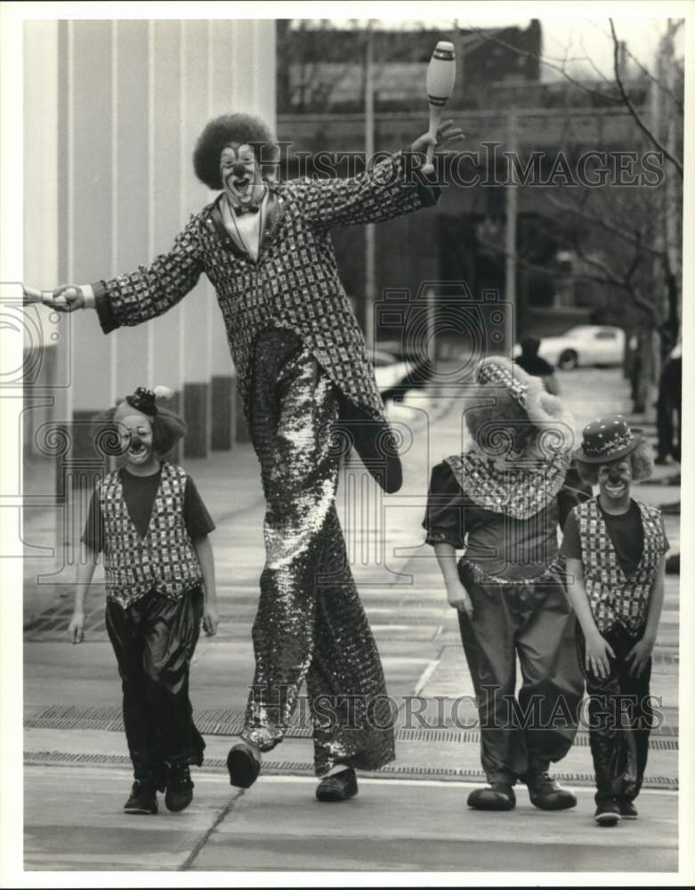 1992 Press Photo Hampel Family Circus Clowns on Salina Street in Syracuse - Historic Images