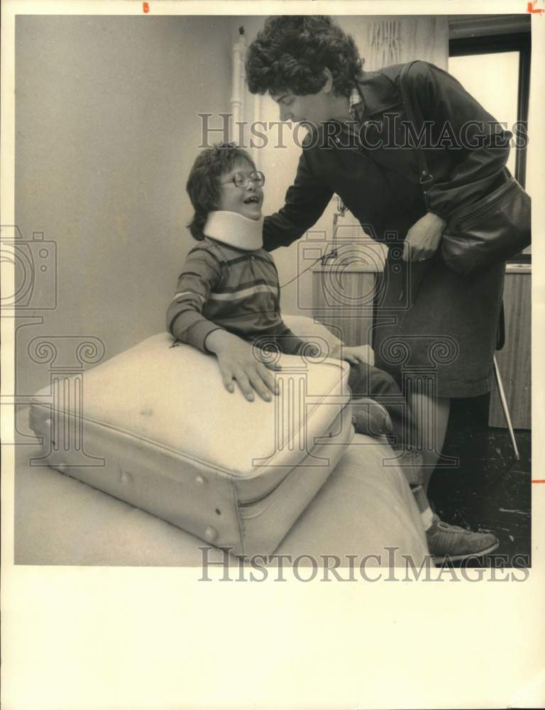 1985 Press Photo Chrissy Machut, Special Olympics Bowler at Syracuse University- Historic Images