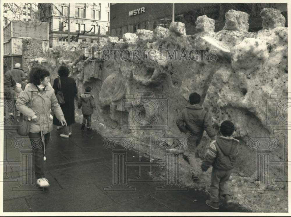 1989 Press Photo Visitors at Clinton Square Winterfest Snow Wall Sculpture - Historic Images