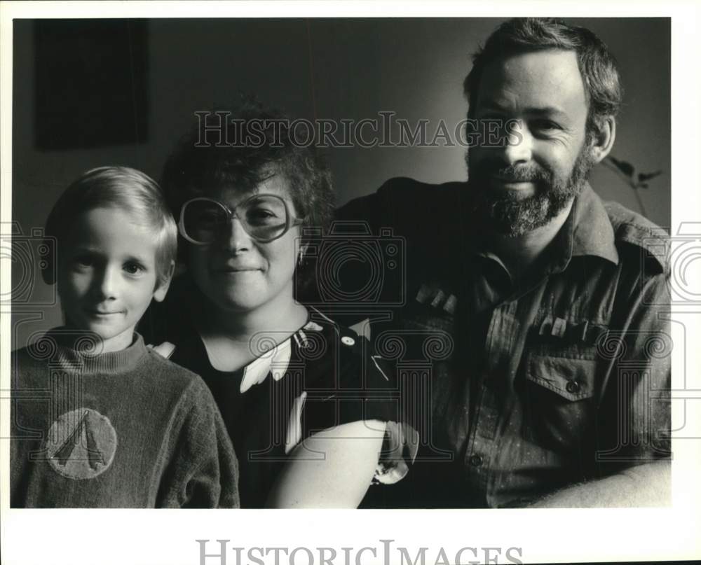 1991 Press Photo Alexander and Ann Sutkin of Moscow with Son Leonid - Historic Images