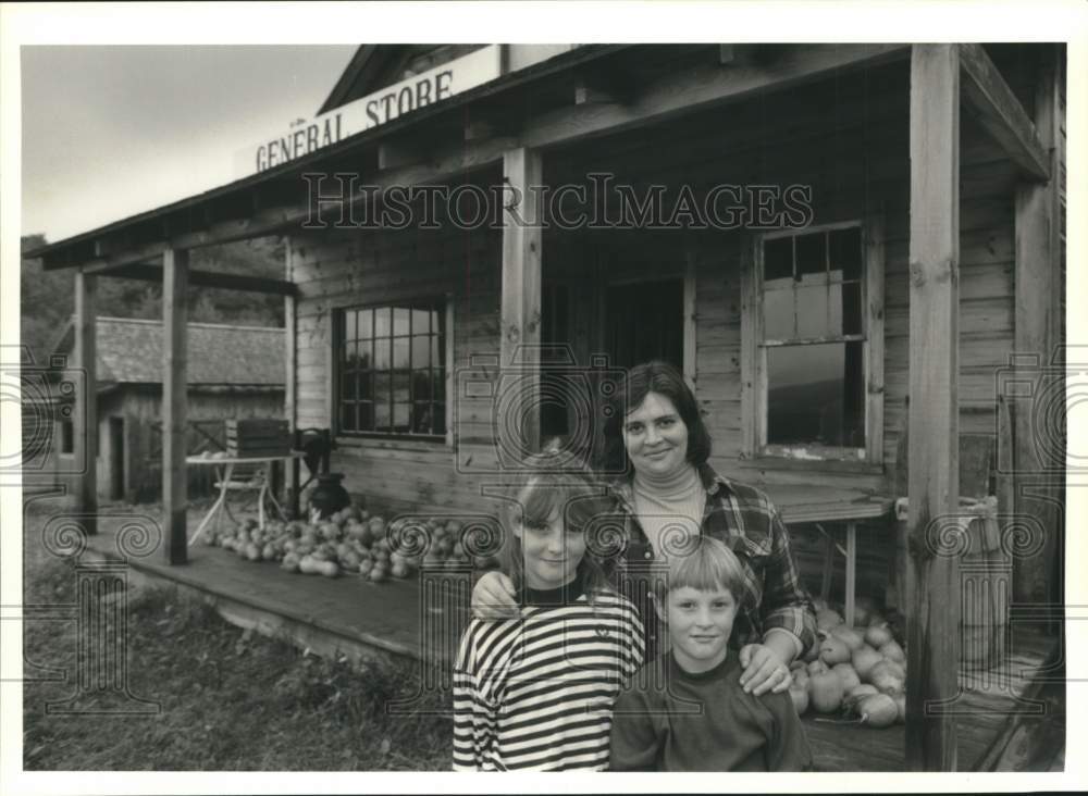 1989 Press Photo Martha Ryan at Pompey Heritage Farm Pumpkin Caper with Children - Historic Images