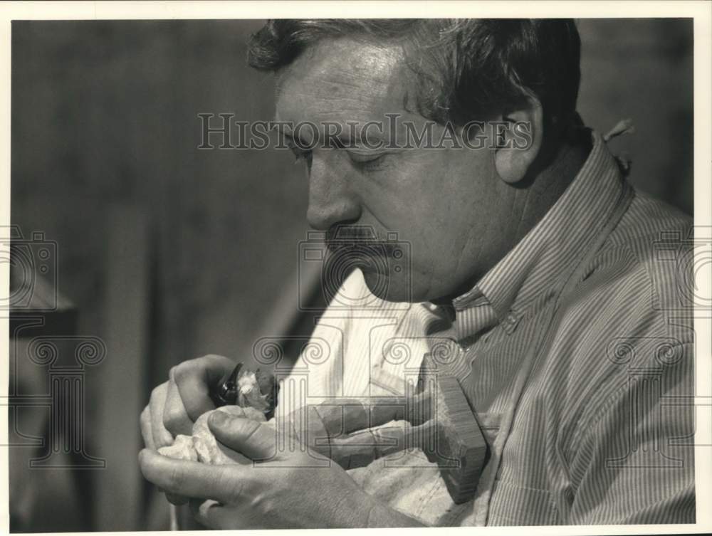 1988 Press Photo Vietnam Veteran and Wood Sculptor Tom Schmitz Carving Figurine - Historic Images