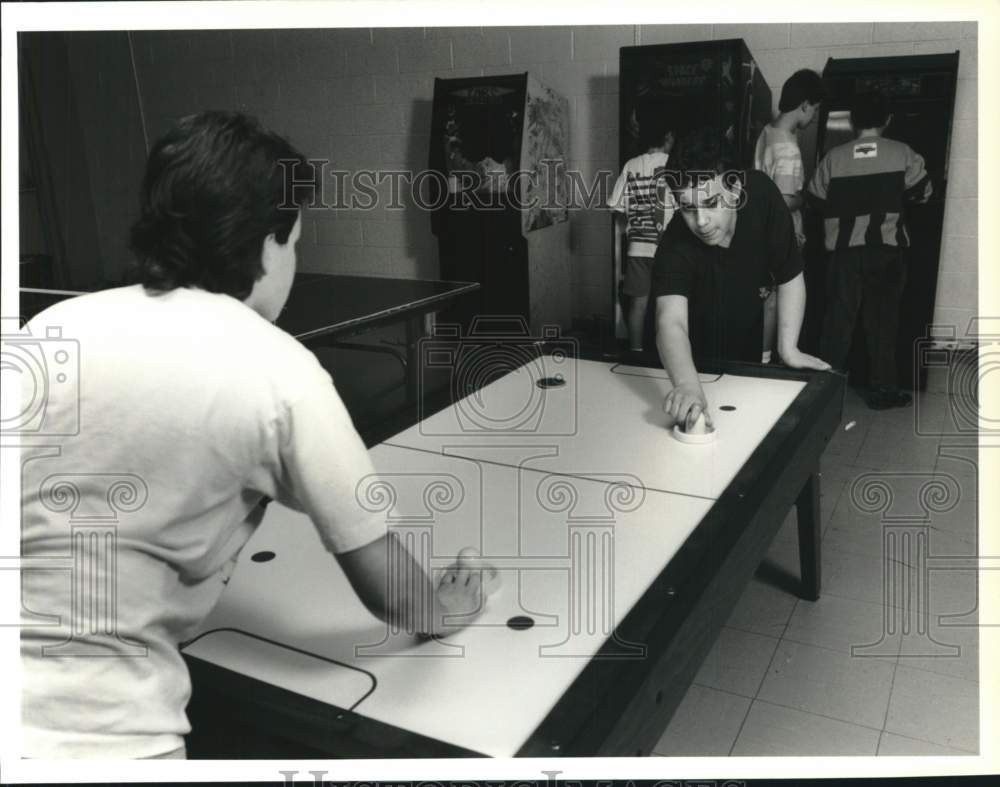 1990 Press Photo Solvay Geddes Community Youth Center Member Play Air Hockey- Historic Images