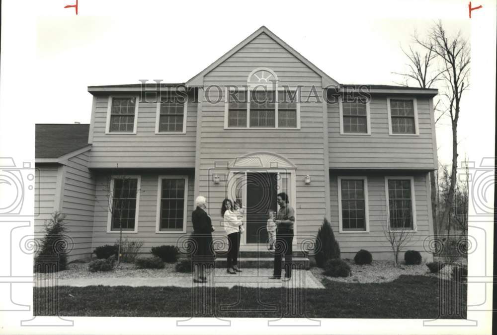 1989 Press Photo Petrilli Family at Camperlino Model Home in Willowstream - Historic Images