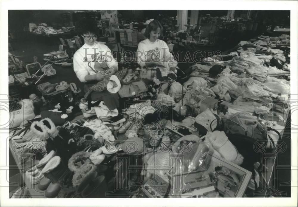 1990 Press Photo Linda Gallo and Kathy Englert at War Memorial "Whale of a Sale" - Historic Images