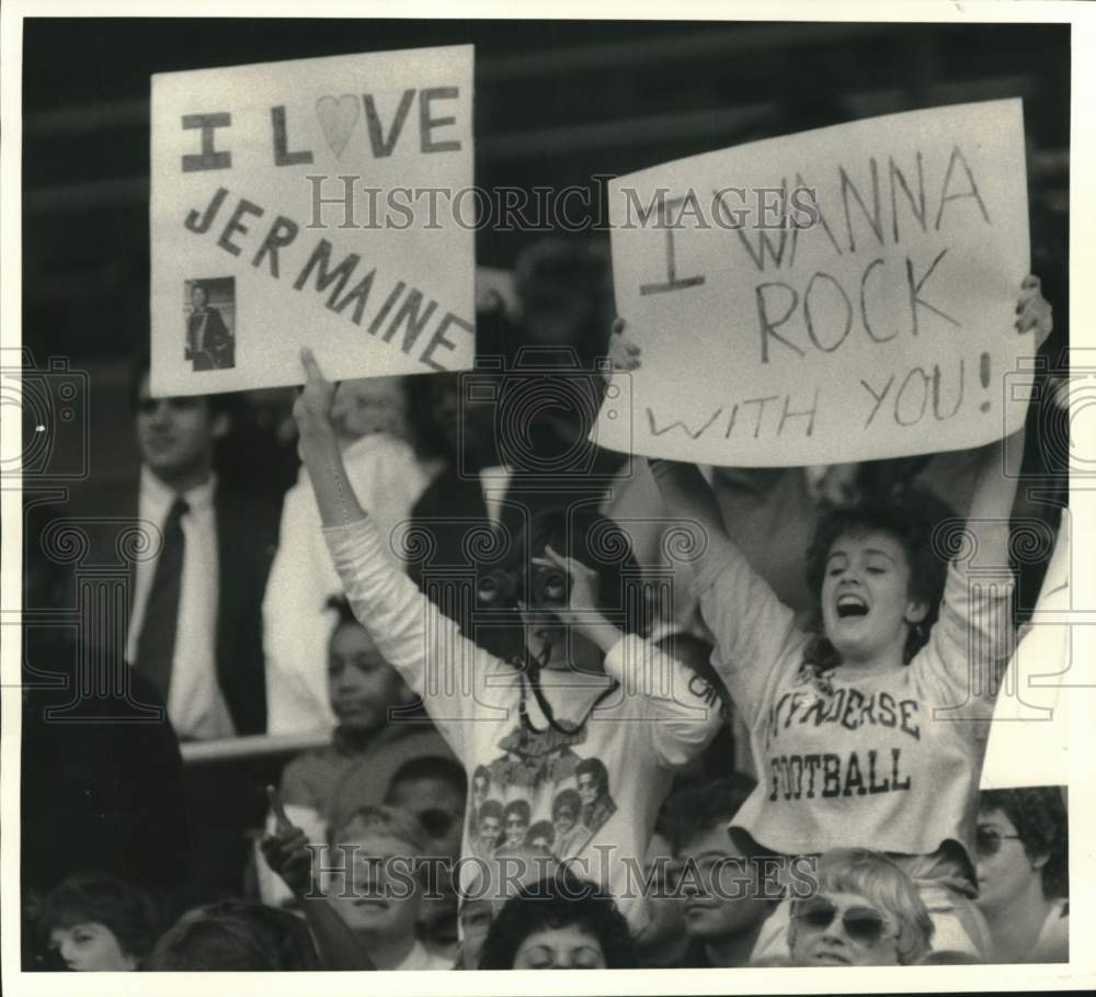 1985 Press Photo Jermain Jackson Fans Wave Signs at Special Olympics Performance - Historic Images