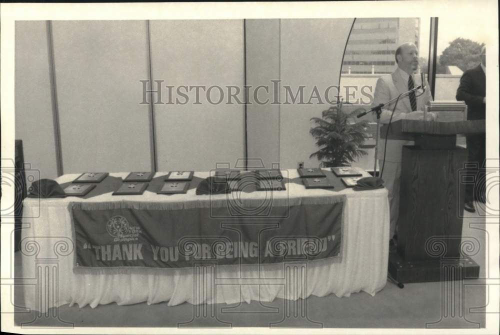 1986 Press Photo Richard Johnson at Syracuse University Special Olympics Event - Historic Images