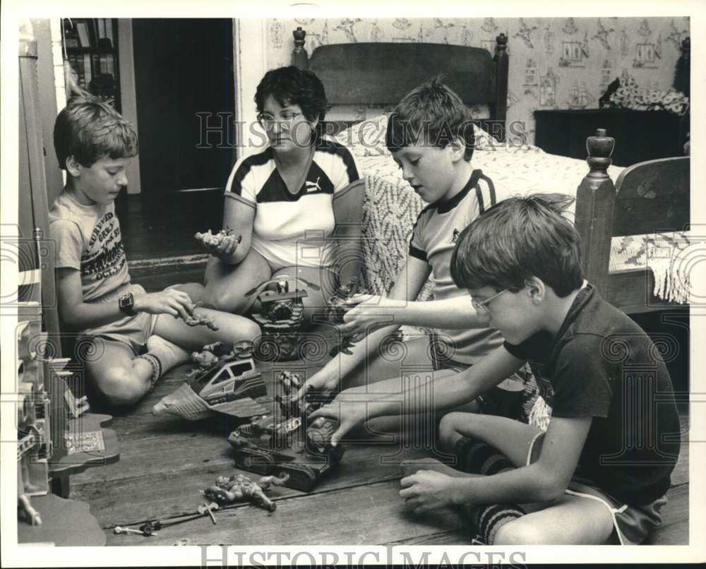 1984 Press Photo Billy Thompson Plays &quot;Masters of the Universe&quot; with Friends - Historic Images