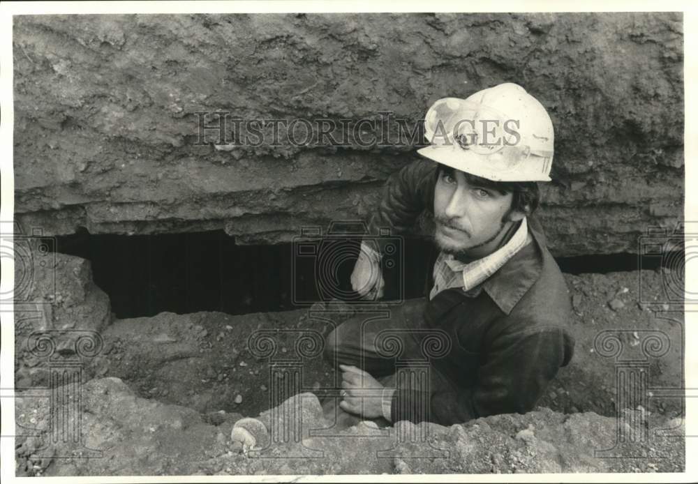 1985 Kevin Schisler, Worker at Underground Room - Historic Images