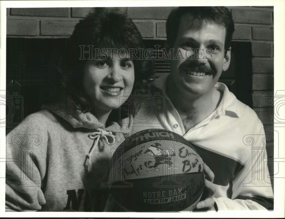 1990 Press Photo Paul and Ann Schneid with Autographed Notre Dame Basketball - Historic Images