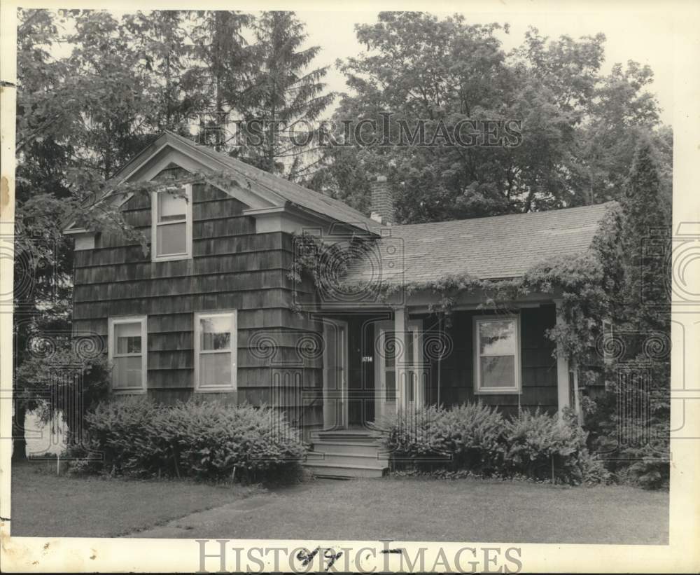 1964 Press Photo Front Entrance View of Home of Anne Sueller in Cicero New York - Historic Images