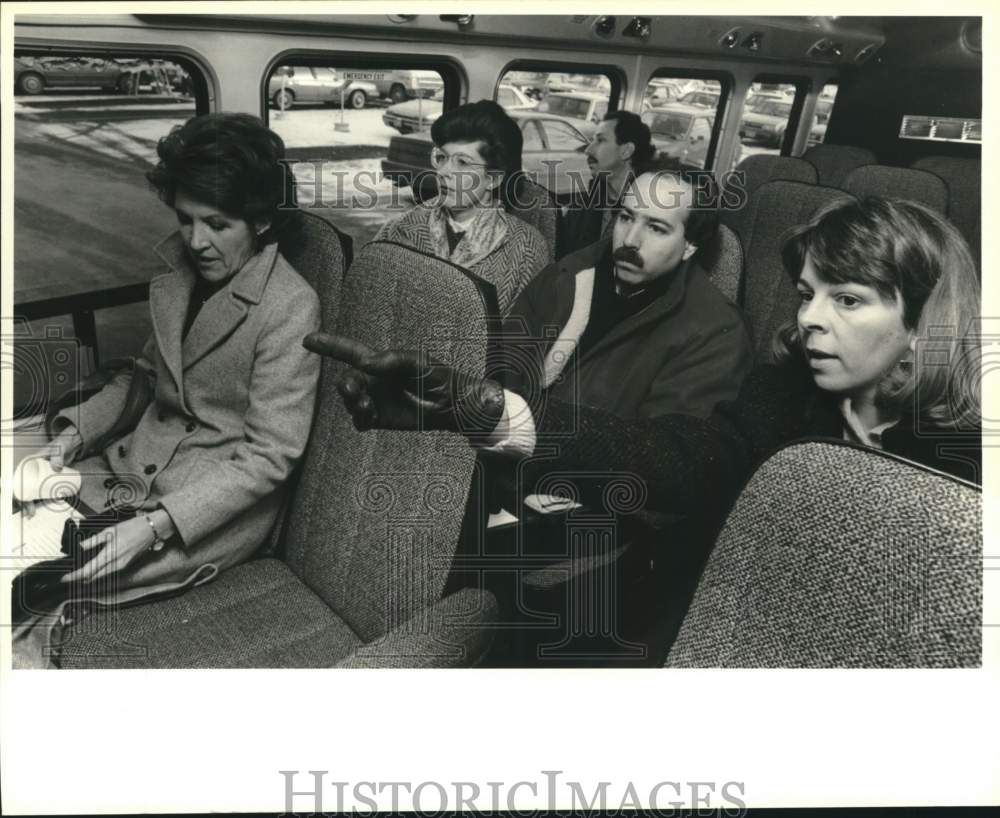 1988 Press Photo Syracuse Downtown Committee Christmas Decorations Judges on Bus - Historic Images