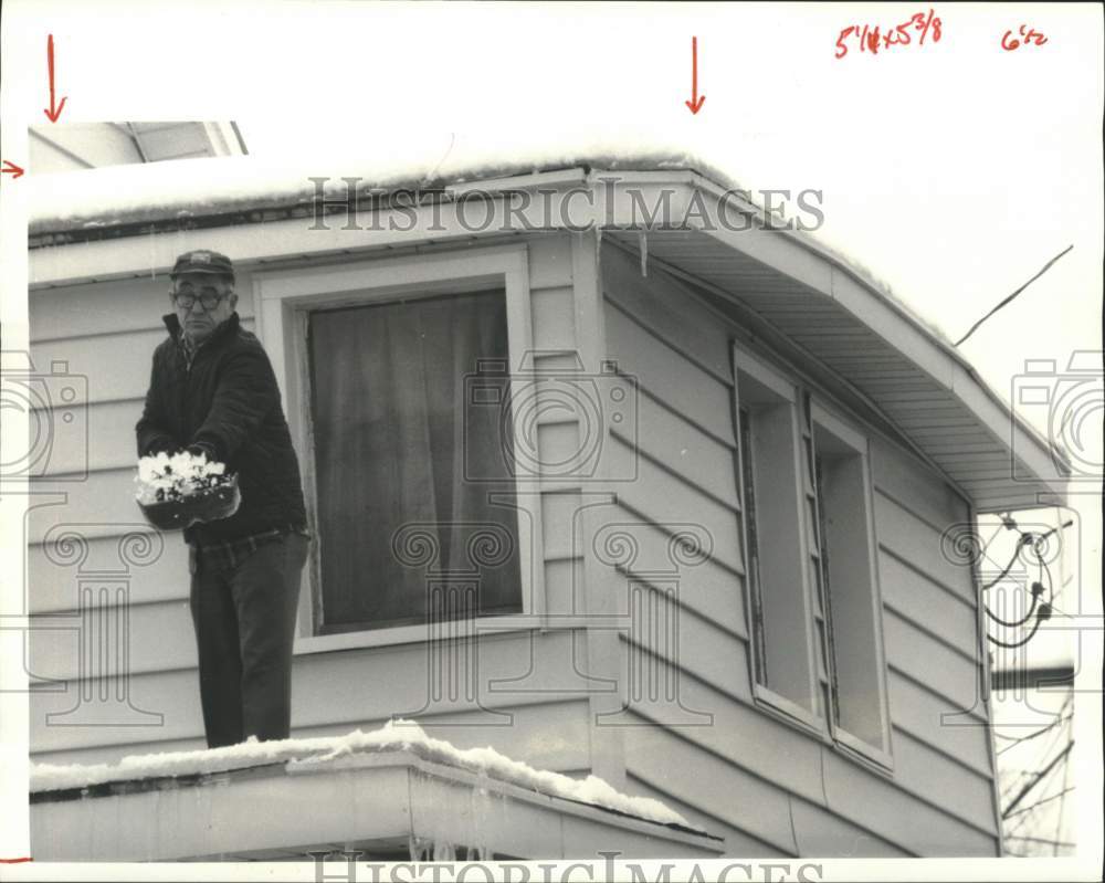 1986 Press Photo Victor Knight Shovels Snow on Watertown Main Street Home Roof - Historic Images