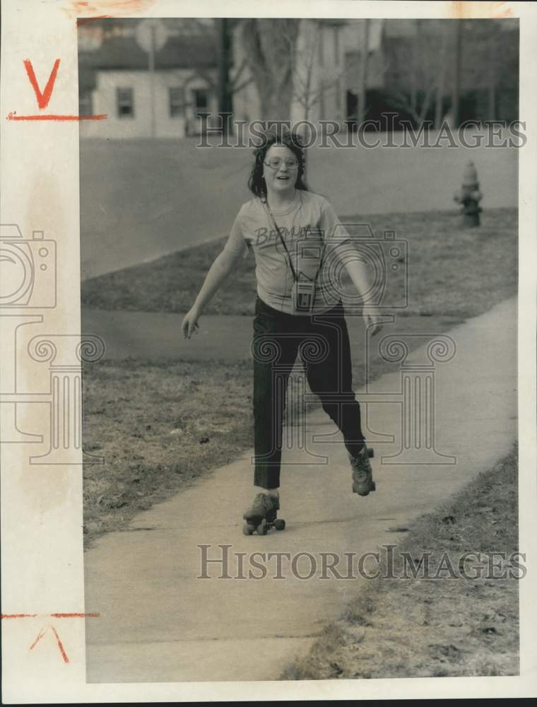 1986 Press Photo Brenda VanVorst Roller Skating on Sidewalk in Oneida - Historic Images
