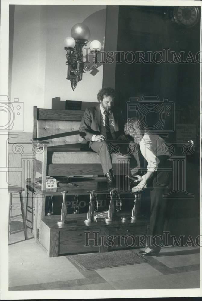 1985 Press Photo Pro Shine Shoe Shiner Jennifer Kiser at Syracuse Court House - Historic Images