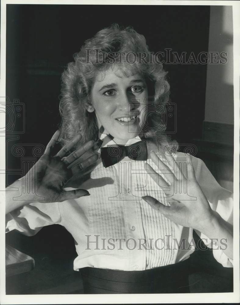 1985 Press Photo Jennifer Kiser, Pro Shine Shoe Shiner at County Court House - Historic Images