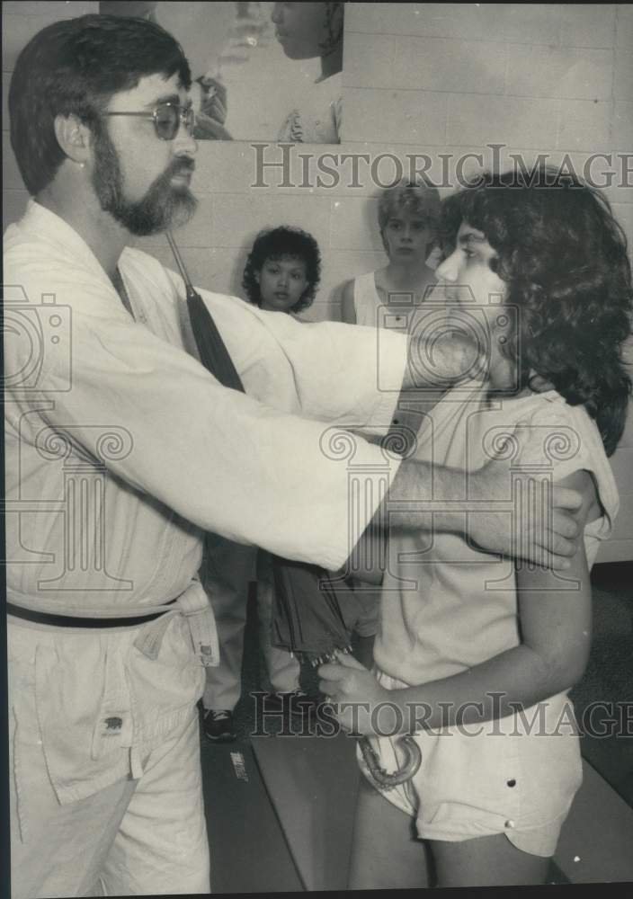 1985 Press Photo Don Lewis, Women&#39;s Self Defense Class Instructor with Student - Historic Images