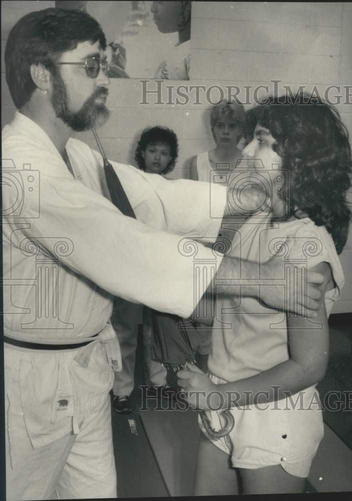 1985 Press Photo Don Lewis, Women's Self Defense Class Instructor with Student - Historic Images