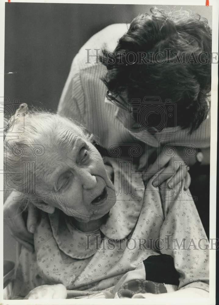 1983 Press Photo Senior Citizen Belva Cashman with Peg Dickson - Historic Images