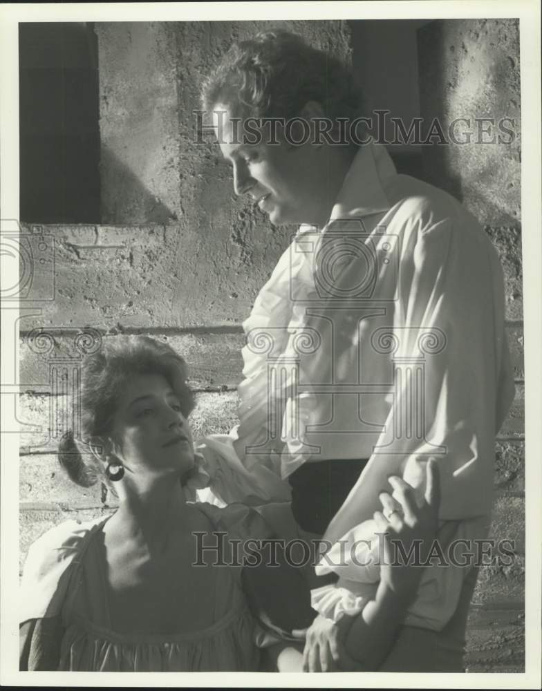 1985 Press Photo Actors Ethelyn Enos and Mario Cavaradossi in &quot;Tosca&quot; Opera - Historic Images