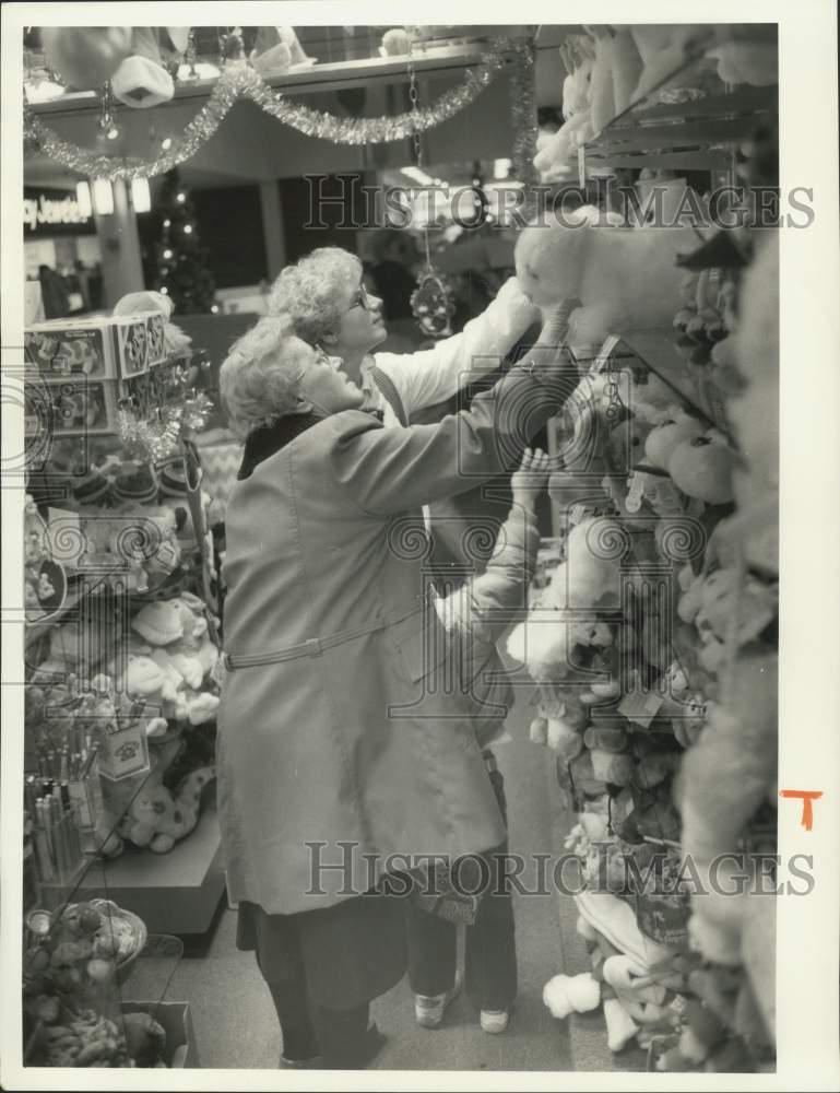 1984 Catherine Metz Shopping for Stuffed Animals with Daughter - Historic Images