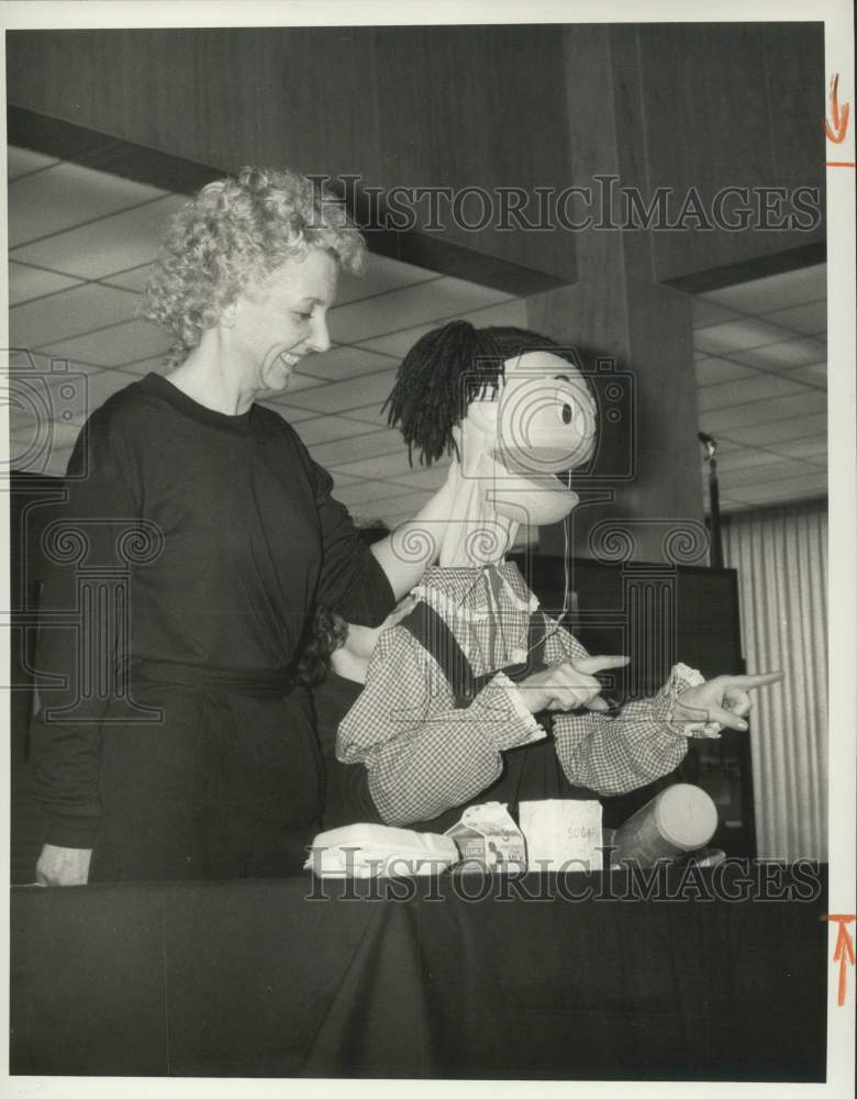 1987 Press Photo Puppeteer Donna Sardella with Mandy Puccini Puppet - Historic Images