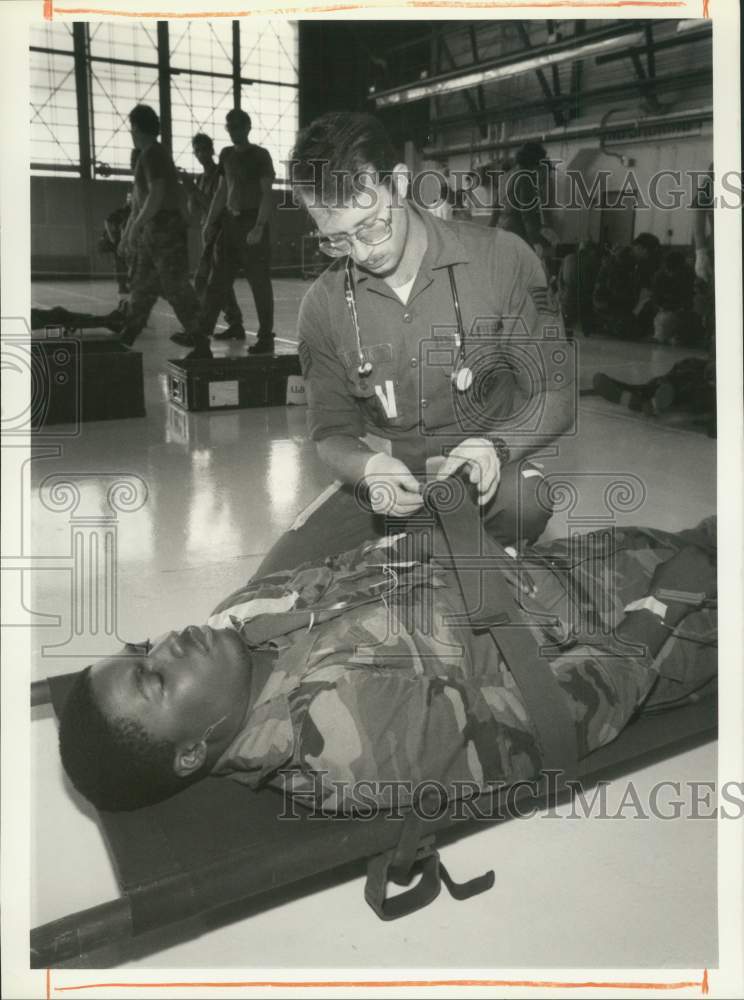 1989 Press Photo Air Force Members at Syracuse Hancock International Airport - Historic Images