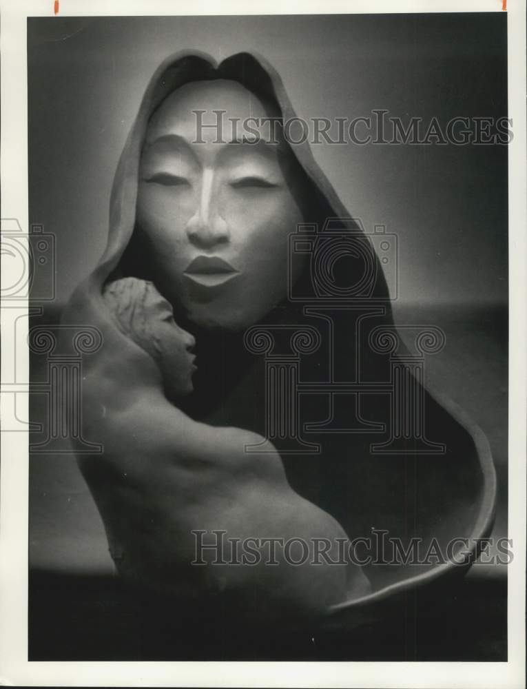 1986 Press Photo Sculpture &quot;She Holds Her Love&quot; by Diane Schenandoah - Historic Images