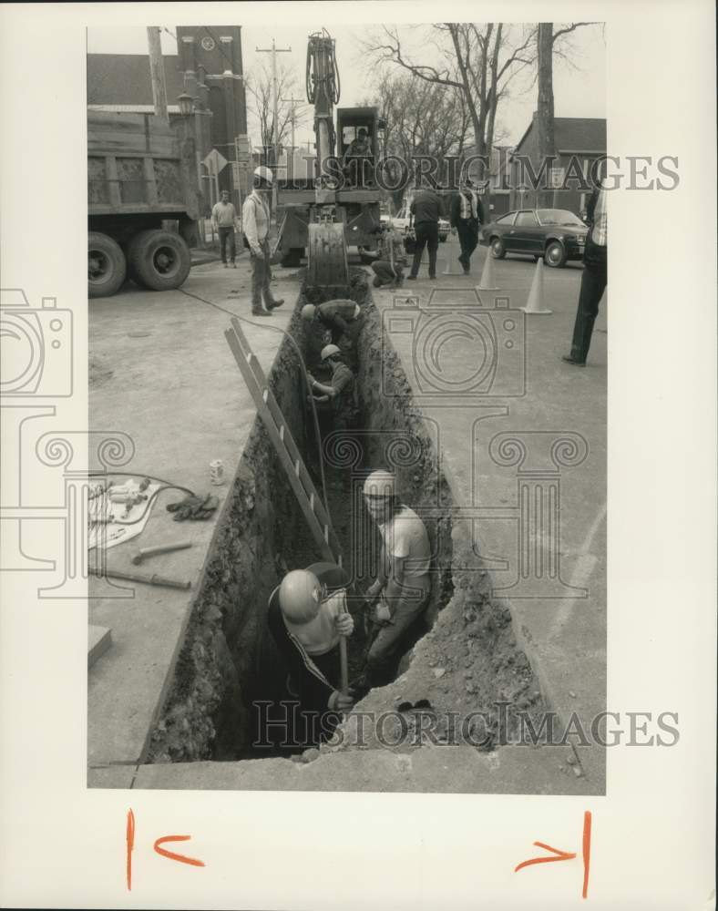 1989 Press Photo Construction Workers at Intersection Ditch in Watertown - Historic Images