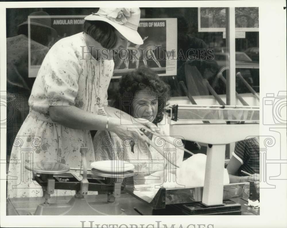 1987 Press Photo Julie Galler at Discovery Center Annual Great Snowball Melt - Historic Images