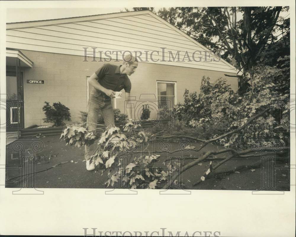 1986 Press Photo Dave Pluff at Fulton Tool Company Tornado Damage in Fulton - Historic Images