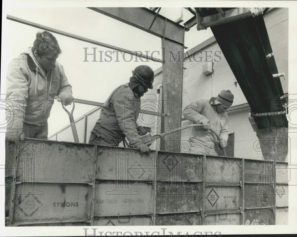 1988 Press Photo VIP Structures Incorporated Cement Workers in Auburn New York - Historic Images