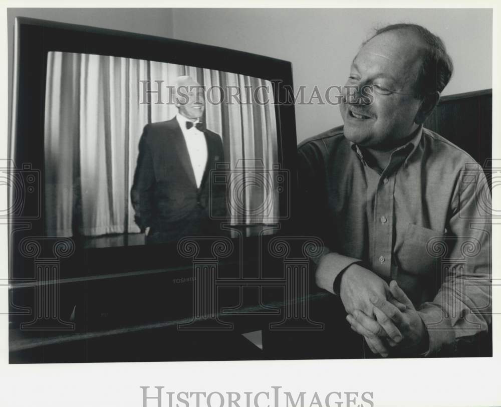 1992 Press Photo Gordon Sclar Watching Johnny Carson on "The Tonight Show" - Historic Images